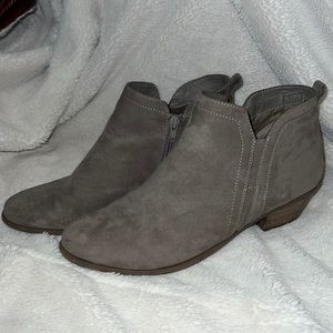 Don’t need anymore not my style, worn once for pictures. Basically new.